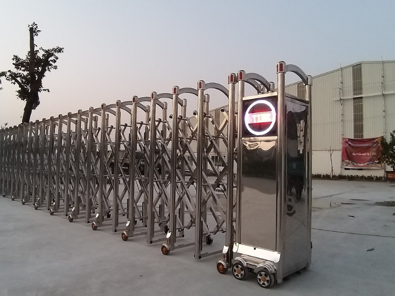 Sửa chữa cổng xếp điện inox ở bên ngoài